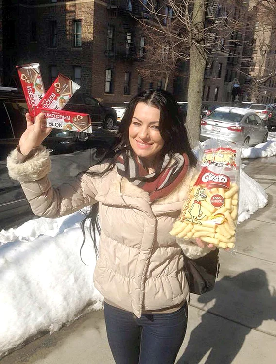 Silvia a fost fericită să găsească tocmai la New York ciocolată şi pufuleţi româneşti