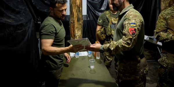 Zelenski in vizita la soldatii din Donetk FOTO Twitter jpg