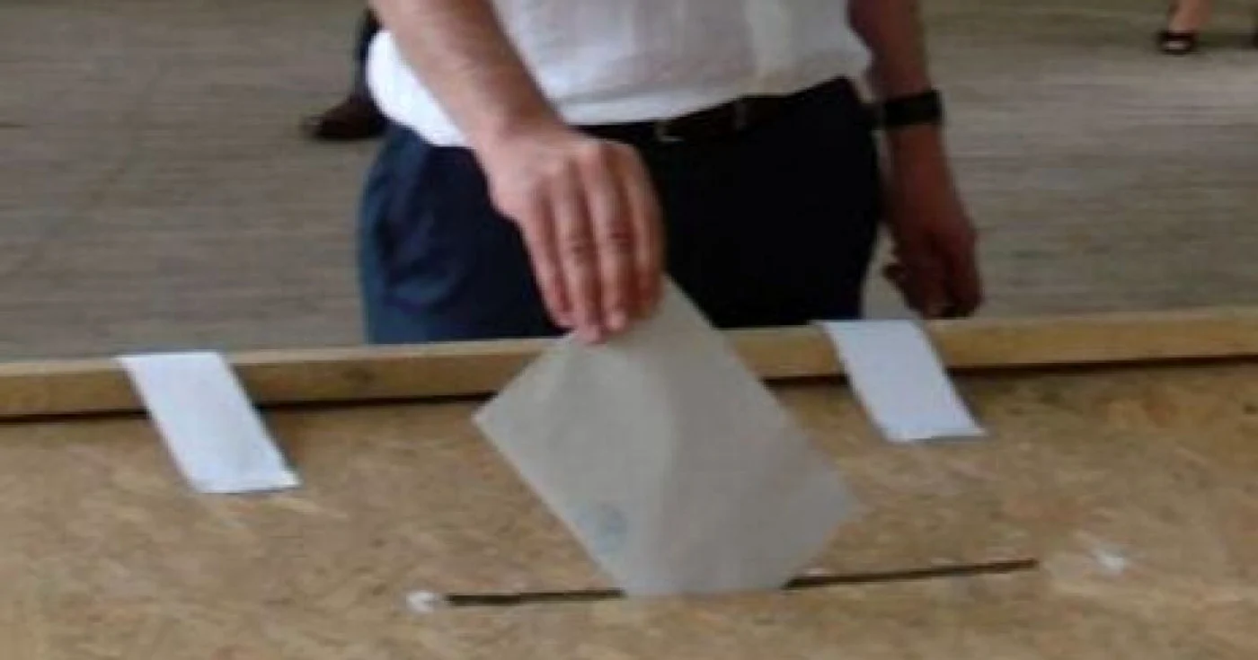 Circa 53.000 de hunedoreni sunt aşteptaţi astăzi să-şi aleagă deputatul