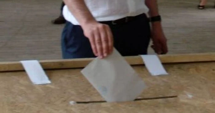 Circa 53.000 de hunedoreni sunt aşteptaţi astăzi să-şi aleagă deputatul