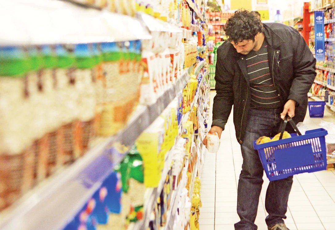 
    Acum, românii află  abia când ajung  în magazine cât  costă produsele  de care au nevoie  
