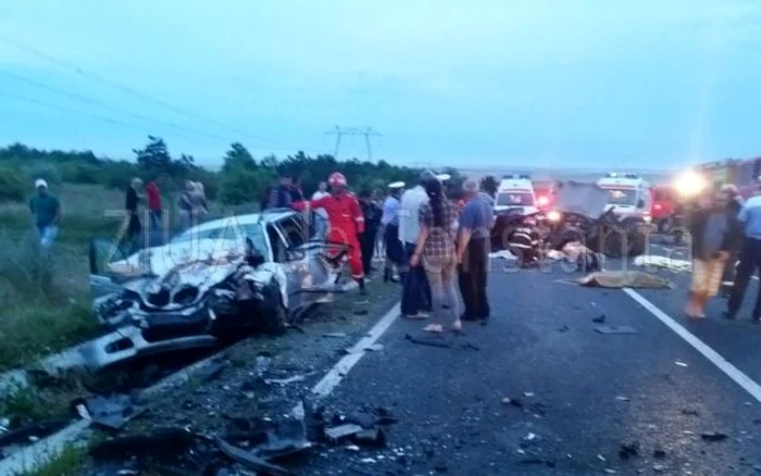 Din cauza unei depășiri neregulamentare, două mașini s-au ciocnit frontalFoto: Ziua de Constanța