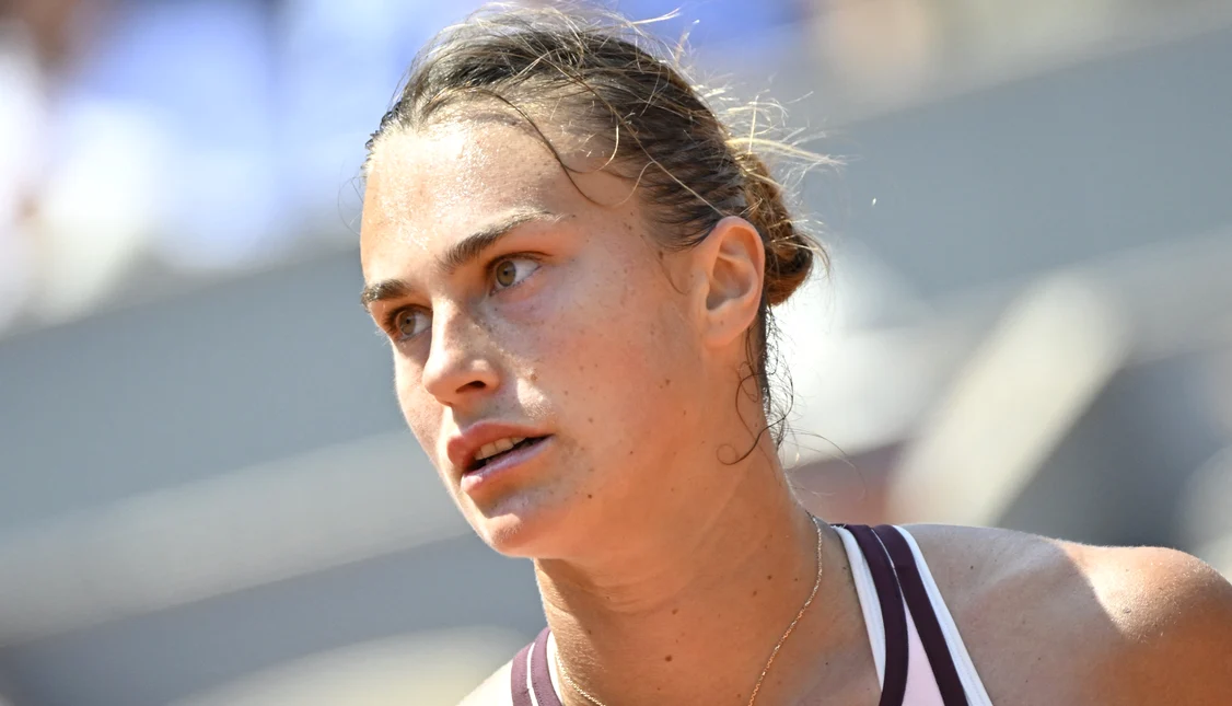 Aryna Sabalenka ține sus steagul fetelor