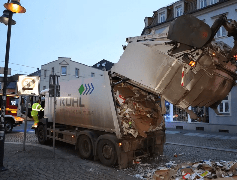 Român fără adăpost aruncat în mașina de gunoi în Germania, după ce a adormit în tomberon