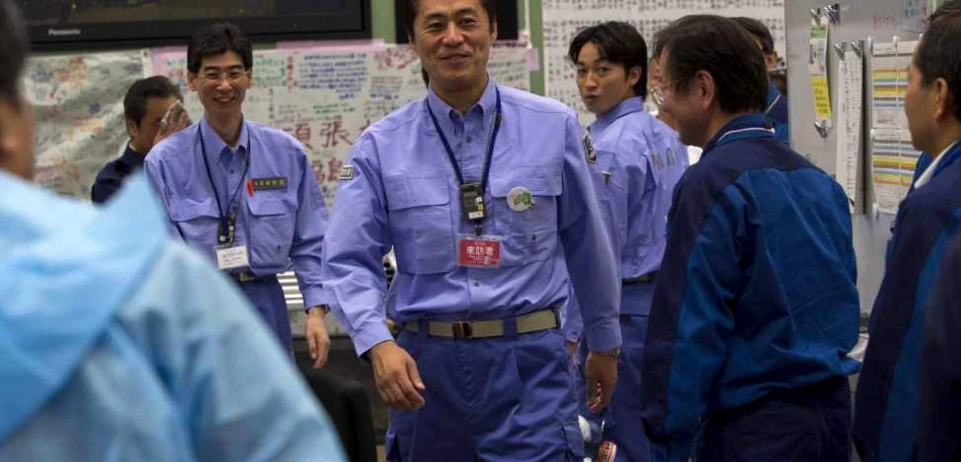 FOTO - REUTERS: Ministrul japonez al Mediului, Goshi Hosono