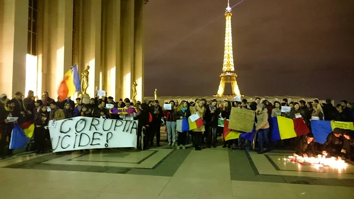 Peste 200 de români s-au adunat în zona Turnului Eiffel din Paris, unde scandează mesaje precum „Diaspora e cu voi”