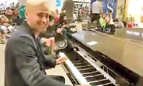 Dinu Maxer i a înveselit  pe turişti cu câteva  melodii româneşti jpeg