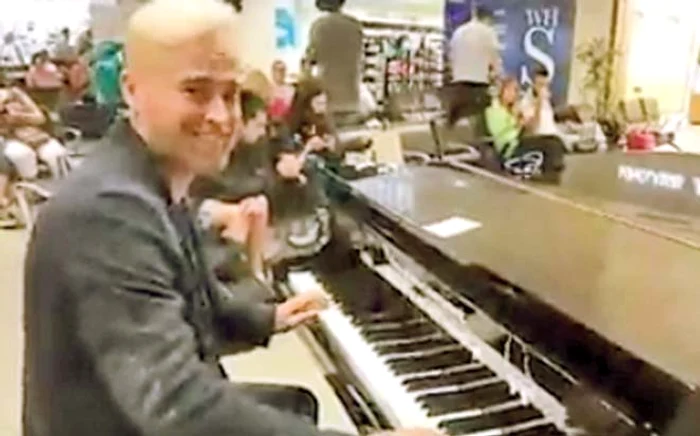 Dinu Maxer i-a înveselit  pe turişti cu câteva  melodii româneşti