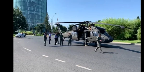 Un elicopter militar american UH-60 Black Hawk a aterizat forţat în Piaţa Charles de Gaulle. FOTO PAPPICS