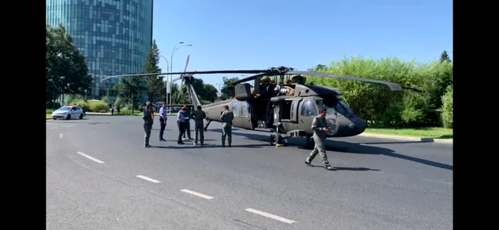 Un elicopter militar american UH-60 Black Hawk a aterizat forţat în Piaţa Charles de Gaulle. FOTO PAPPICS