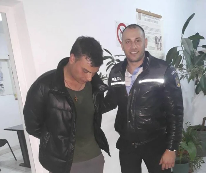 Poliţistul Alexandru Mălăncuş, alături de tânărul acuzat de furt FOTO Vremea Nouă