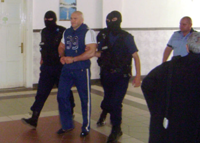 
    Împăratul împreună cu locotenenţii lui distrugeau tot ce întâlneau în cale  