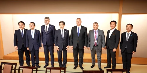 Nicolae Ciucă și Marcel Ciolacu, desculți la o întâlnire cu oficialii niponi FOTO: YOUTUBE Guvernul României