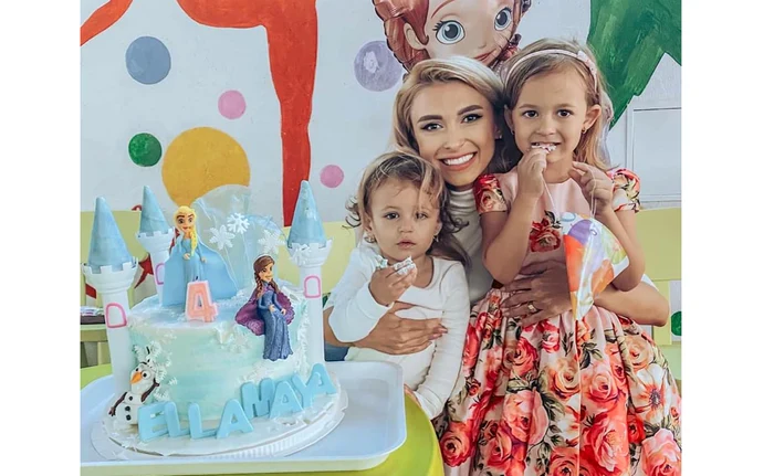 
    Ella și Clara s-au bucurat de tort  