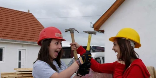 Elevii pe șantierul Habitat pentru Umanitate