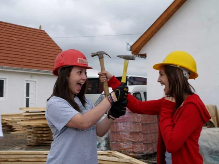 Elevii pe șantierul Habitat pentru Umanitate