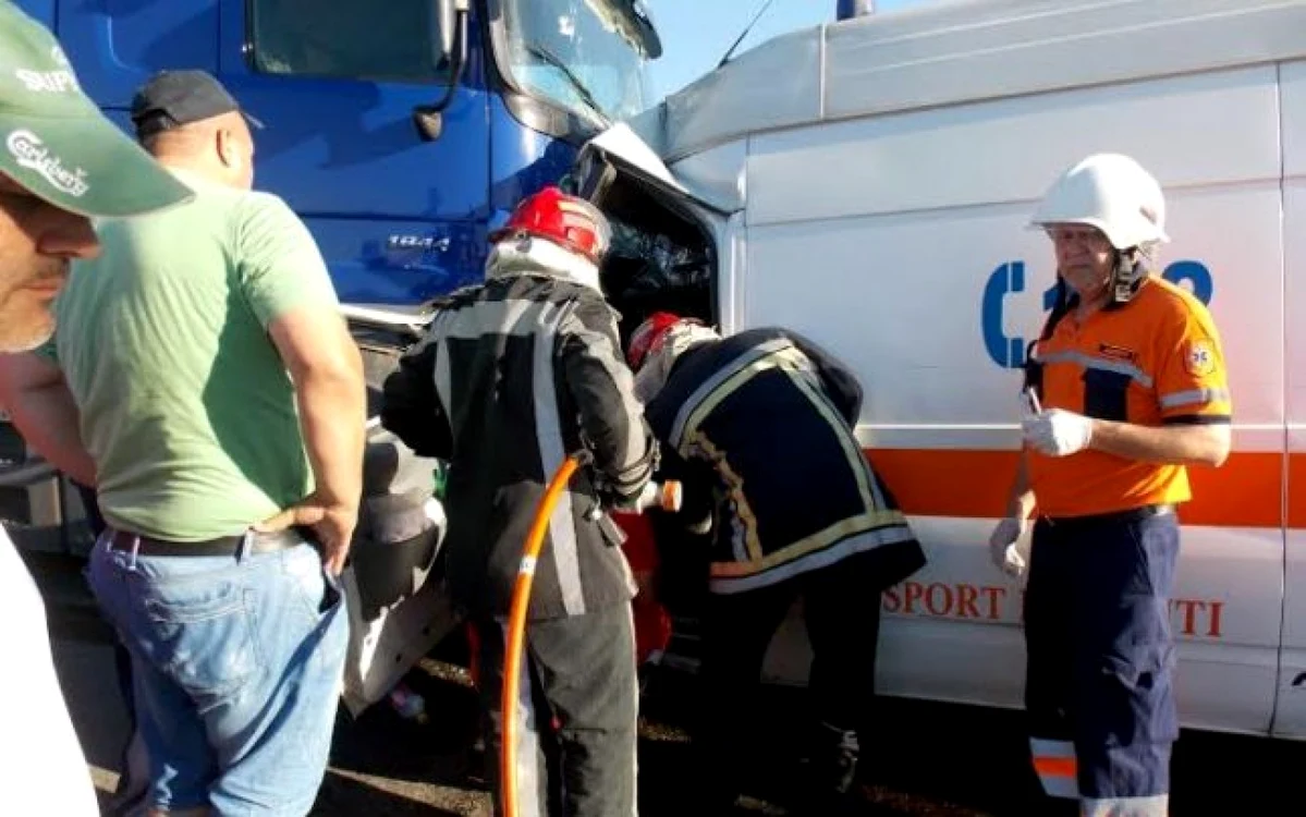 Atât şoferul de pe ambulanţă, cât şi adolescenţii pe care îi transporta şi-au pierdut viaţa