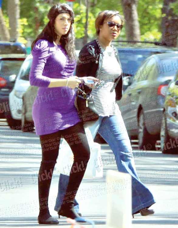 Soţia lui Pepe  şi amica ei  se îndreaptă  spre terasă