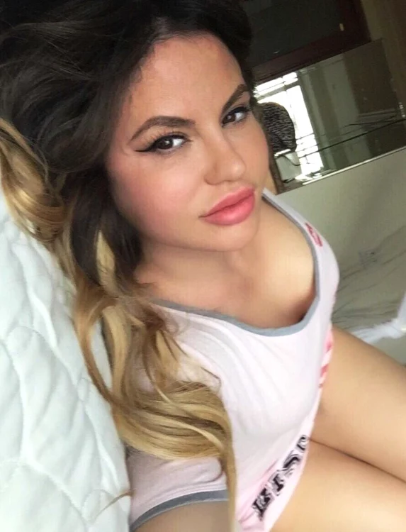 Blonda s-a pozat în pat în aceeaşi rochiţă sexy în care l-a întâmpinat pe Columbeanu