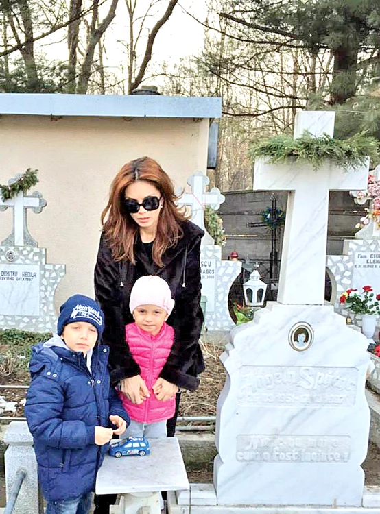 Solista i-a dus pe Albert şi pe Aida la mormântul bunicii lor, de la OneştiFOTO: Arhiva personală