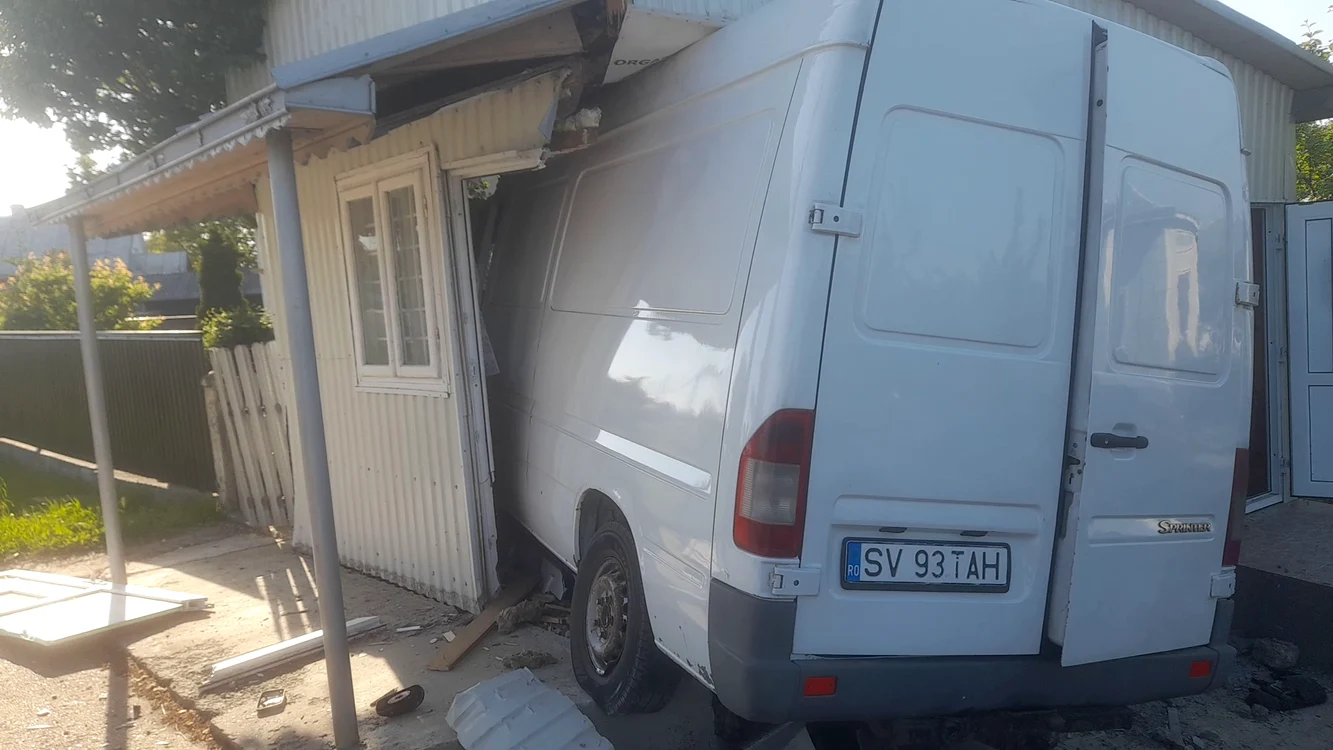 accident dubă în chioșc, FOTO: Alina Iosif 