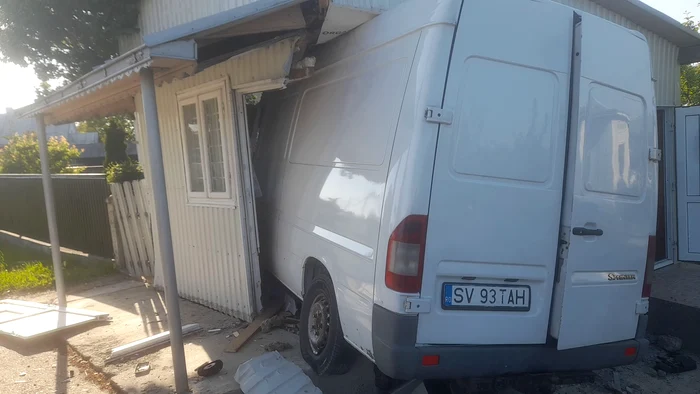 accident dubă în chioșc, FOTO: Alina Iosif