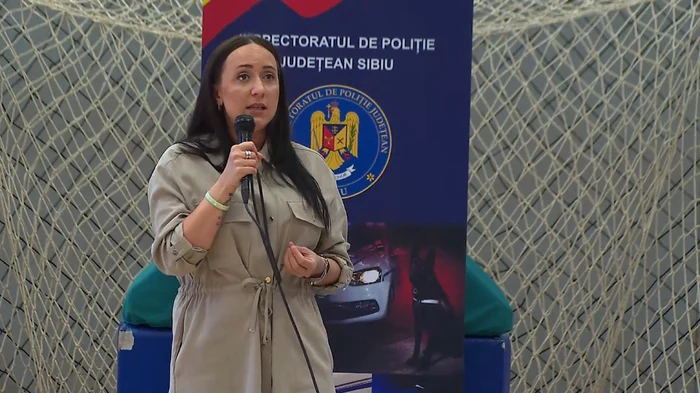 Alexandra fostă consumatoare de droguri vorbind elevilor sibieni despre experiența sa Captură Video