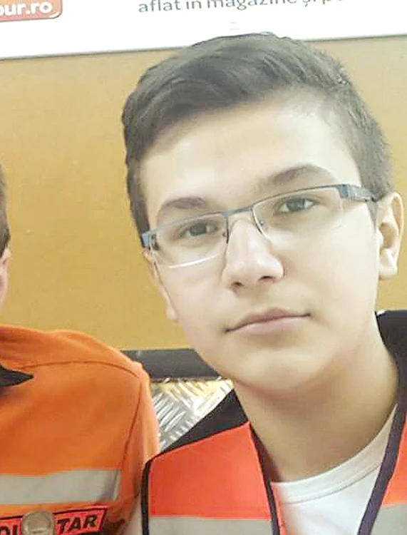 
    Mihai Daniel, elev în clasa a IX-a, s-a înscris în urmă cu 10 luni în programul de voluntariat  