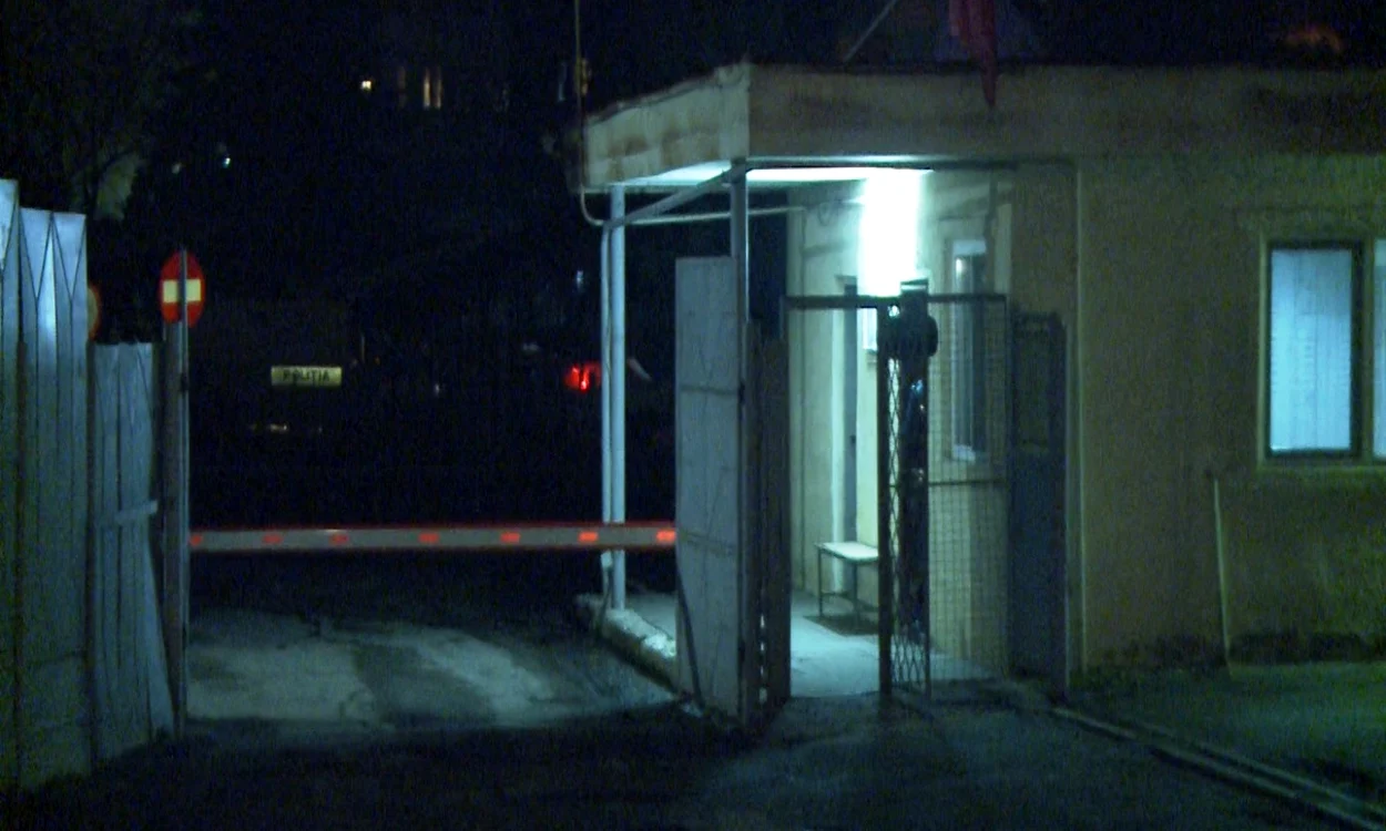 Oamenii legii care erau de pază au sărit ca arşi când l-au văzut cu un pistol în mână şi l-au pus la pământ pe pistolar
