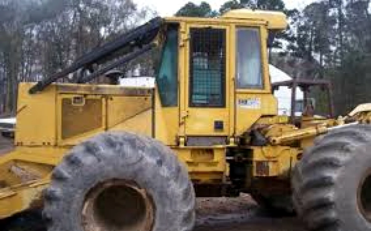 În cabina tractorului se aflau trei persoane