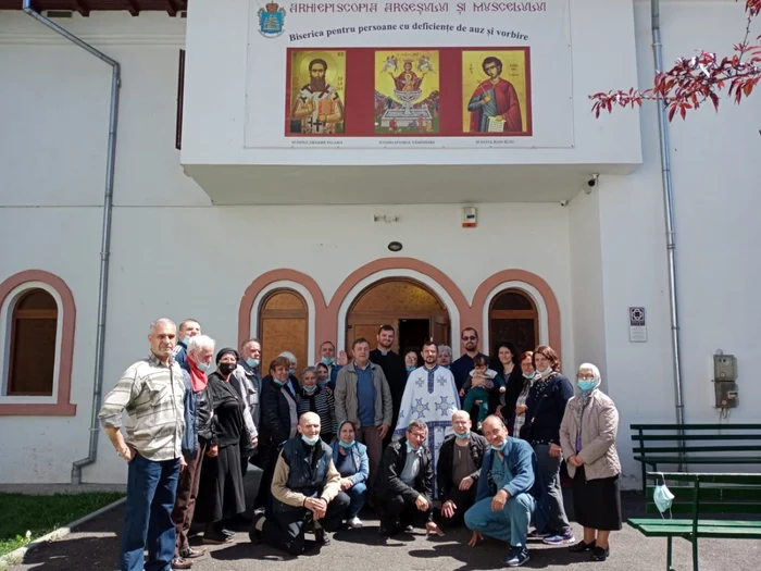 Slujbă în limbaj mimico-gestual la Biserica surzilor din Piteşti. Persoanele cu deficienţe de auz, invitate la o agapă frăţească