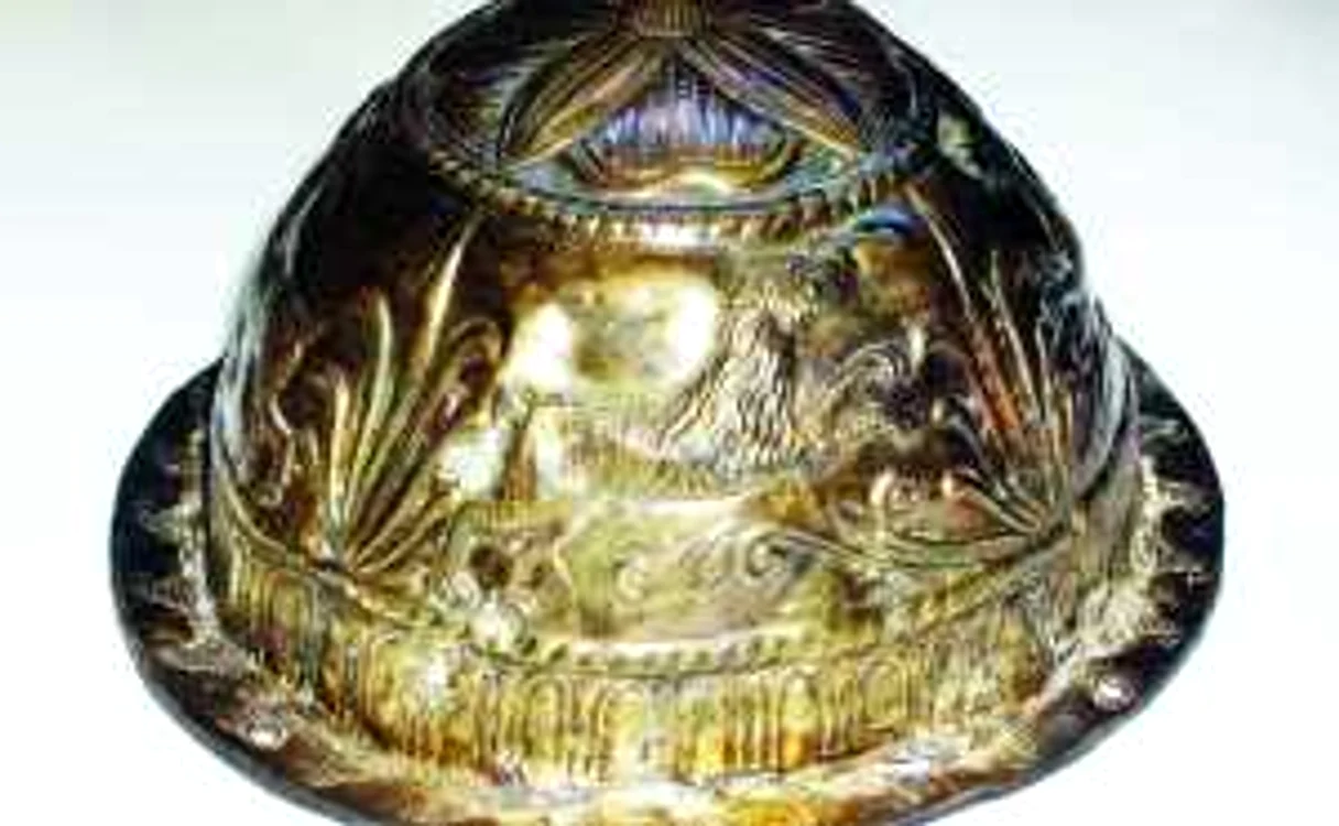 SURSA: BASARABIAARHEOLOGICĂ.BLOGSPOT.COM. Una din cele două falere găsite la Tvardiţa