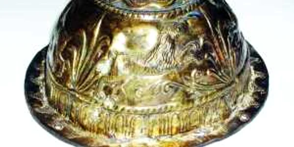 SURSA: BASARABIAARHEOLOGICĂ.BLOGSPOT.COM. Una din cele două falere găsite la Tvardiţa