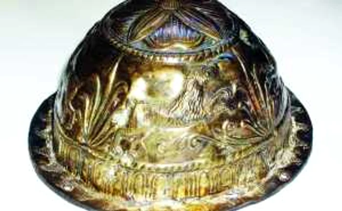 SURSA: BASARABIAARHEOLOGICĂ.BLOGSPOT.COM. Una din cele două falere găsite la Tvardiţa
