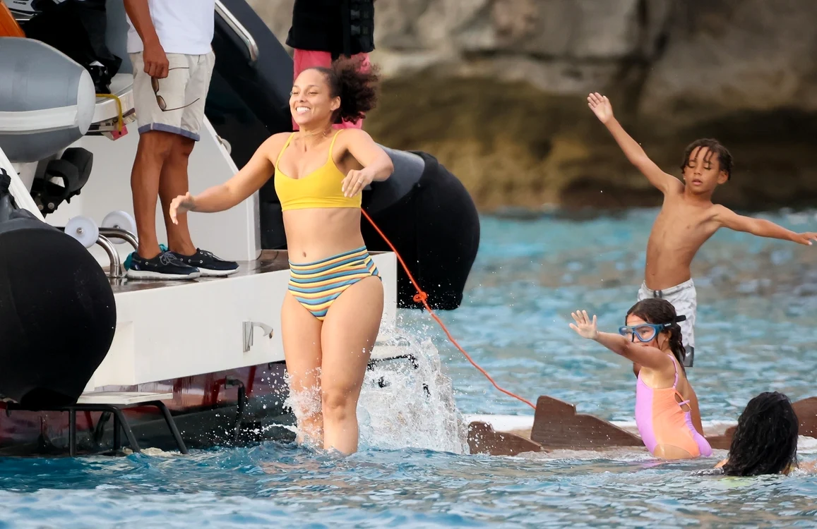 Alicia Keys s-a bălăcit alături de copii, în Spania