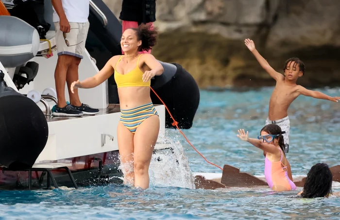 Alicia Keys s-a bălăcit alături de copii, în Spania