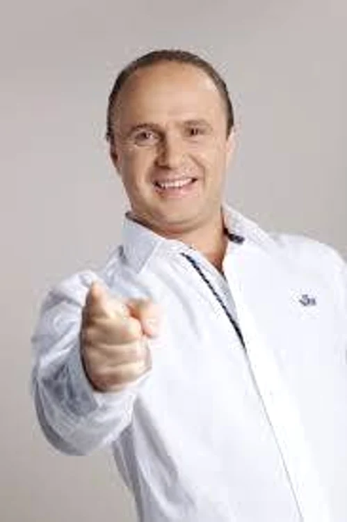 
    Grig Chiroiu îşi hrăneşte găinile cu broccoliFoto: Arhivă personală  