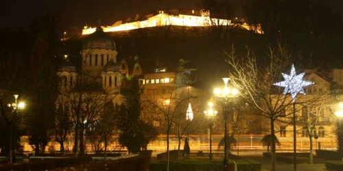Cetatea Braşovului este luminată pe timp de noapte. Foto: Stelian Grăjdan.