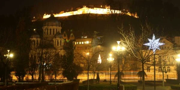Cetatea Braşovului este luminată pe timp de noapte. Foto: Stelian Grăjdan.