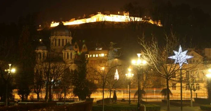 Cetatea Braşovului este luminată pe timp de noapte. Foto: Stelian Grăjdan.