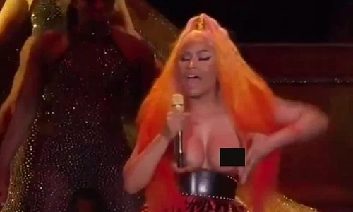 Cântăreaţa este renumită pentru ţinutele sumare pe care le poartă pe scenă jpeg