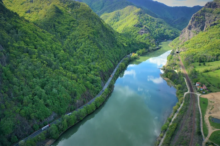 Valea Oltului văzută din Parcul Național Cozia din Vâlcea Foto Centrul de promovare turistică Vâlcea