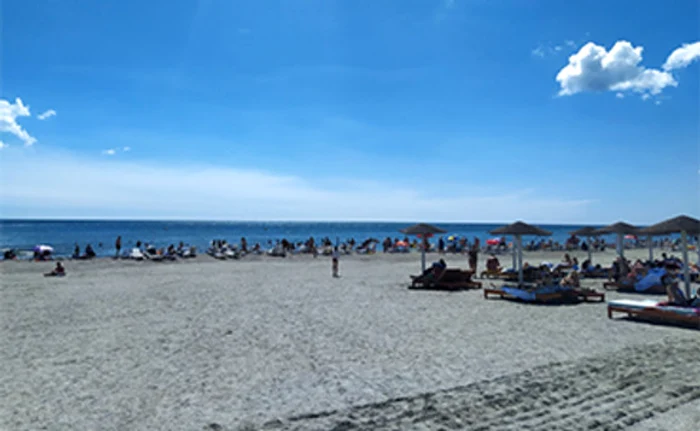 
    Mare parte din zona plajei este pustieFoto: Blitz  