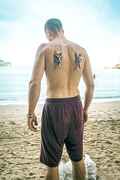 Şi-a prins cârligele sub piele, ca să nu-şi vatăme muşchii  de pe spate