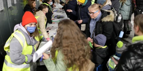 Gara din Kiev luată cu asalt de mii de oameni. FOTO EPA-EFE