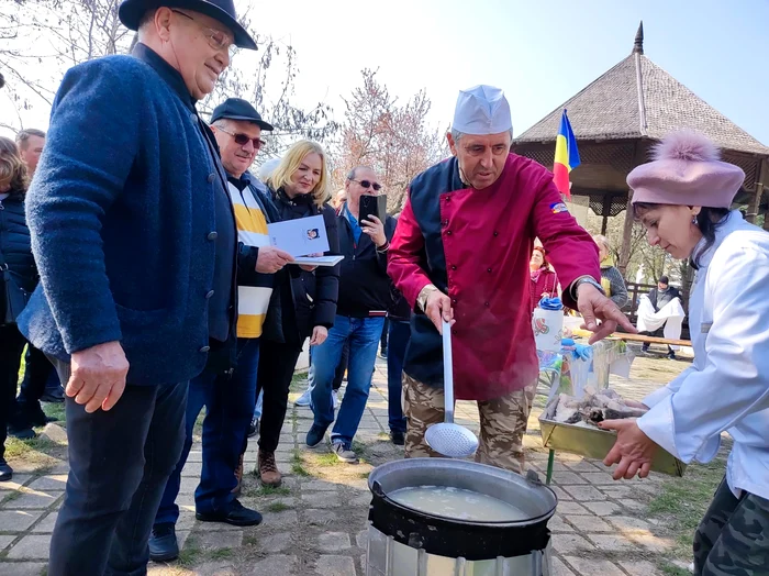 Mircea Dinescu, la gătitul borului pescăresc pe Faleza Dunării FOTO: C.Mazilu