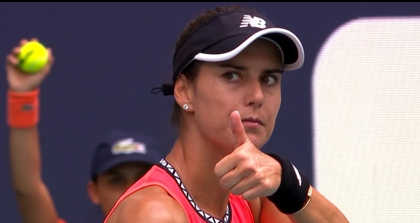 Sorana face semn că totul este în controlul său