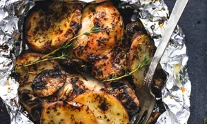 pui cu ierburi aromatice si cartofi in folie de aluminiu 580x400 jpeg
