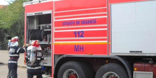 Intervenţia pompierilor a durat aproximativ trei ore jumate Foto: Arhivă