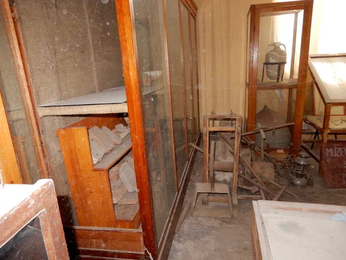 În clădirea veche încă mai sunt obiecte abandonate FOTO: Direcția de Cultură Olt